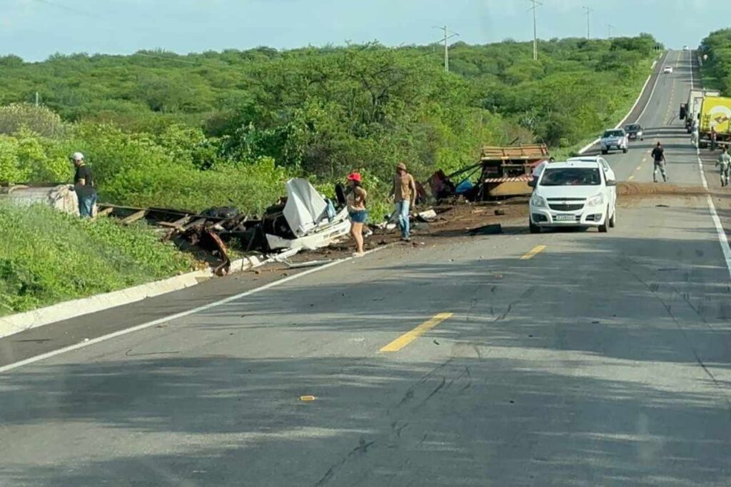 Dois motoristas morrem após batida entre caminhões na BR 407