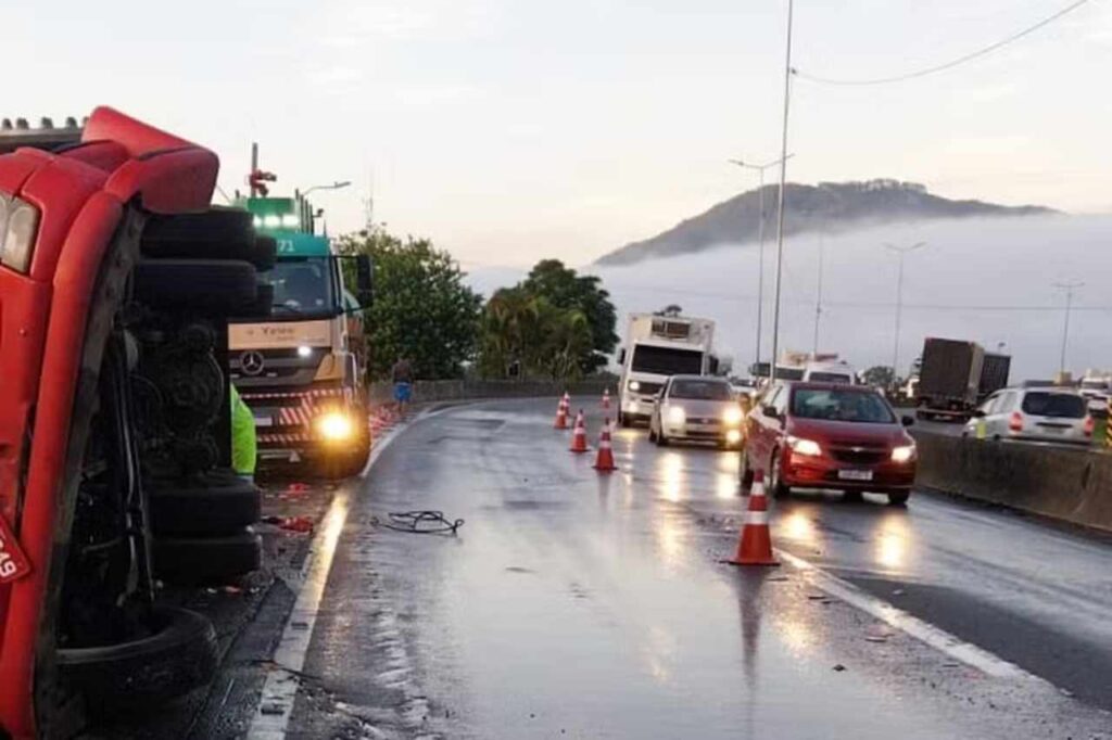 caminhão tombado, das caixas de cerveja espalhadas e das longas filas de carros na BR-101